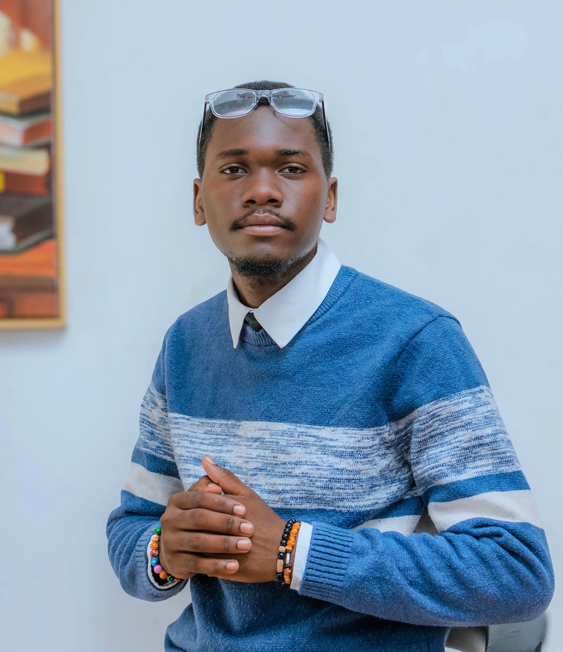 Sisa, Artist specializing in Portraits & Mixed Media - Professional portrait showing the artist in their creative environment