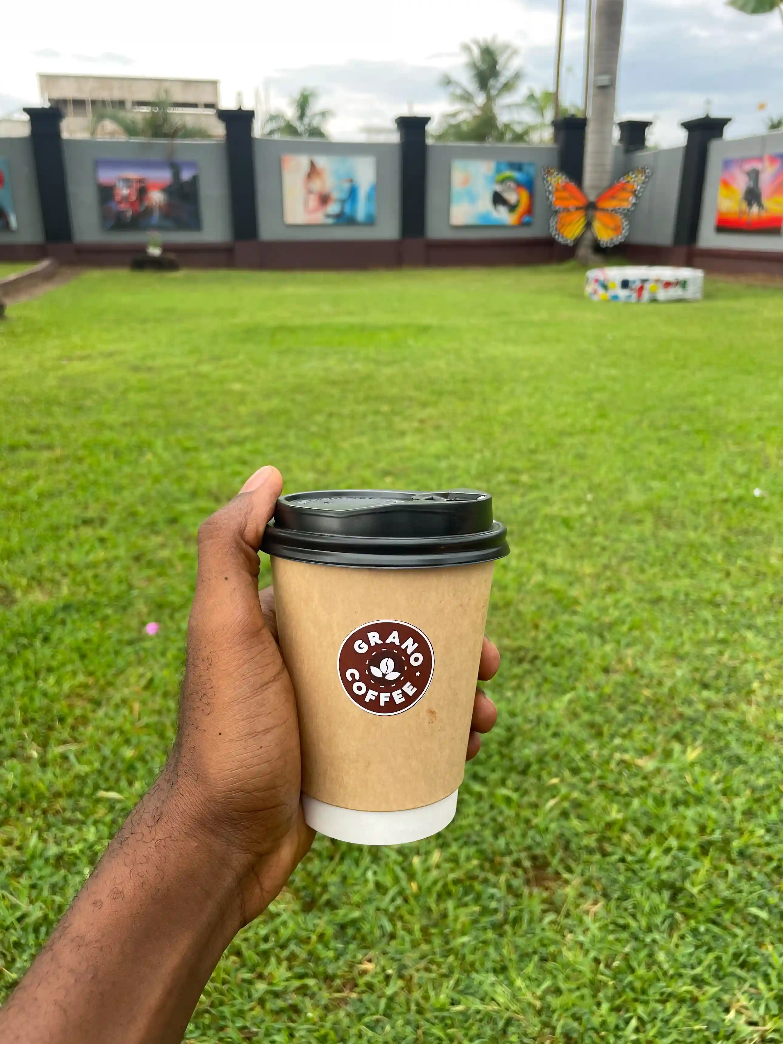 Viewing and Chill Experience at Nias Nyalada Art Studio - Relaxed gallery viewing area with comfortable seating